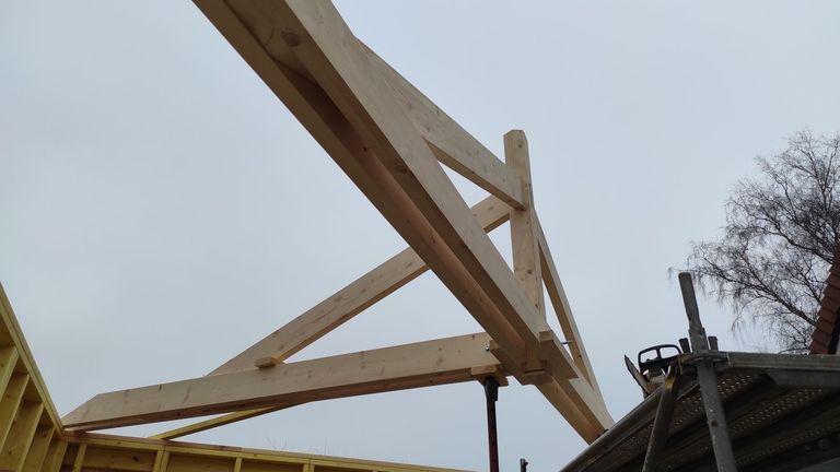 Assemblage d’entrait et de poinçon d’une ferme de charpente neuve