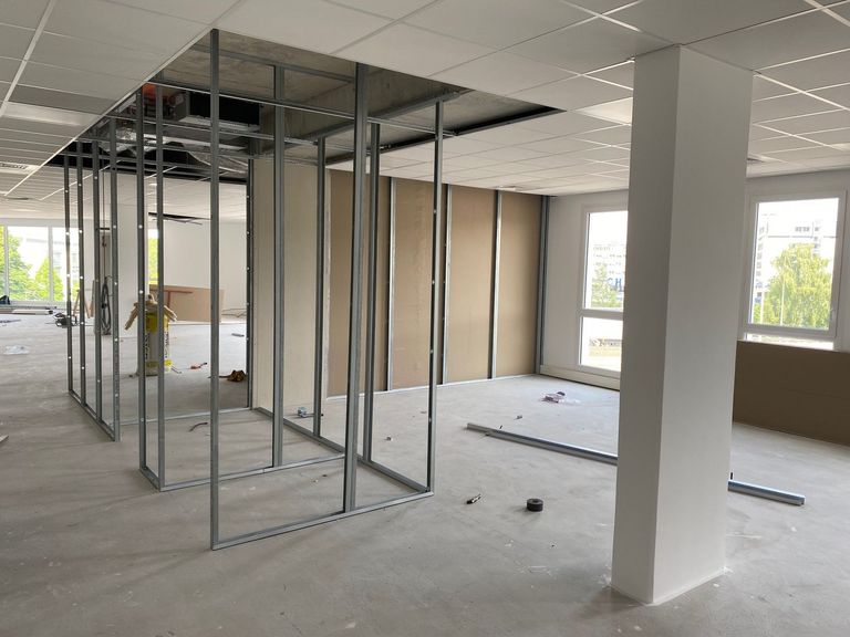Ossature métallique de cloisons montée dans un plateau de bureaux