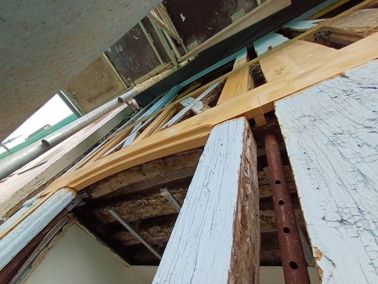 Détail d’un assemblage de chêne neuf greffé sur un bois ancien