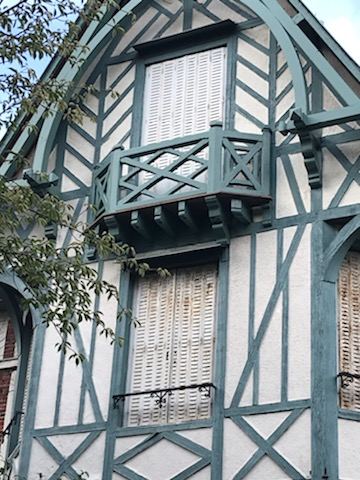 Balcon de bois et pan de bois restaurés sur une villa anglo-normande