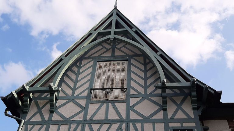 Pignon à colombages restauré, bois peints et remplissage clair