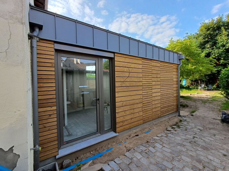 Angle d’une extension bois, bardage vertical et bandeau en zinc
