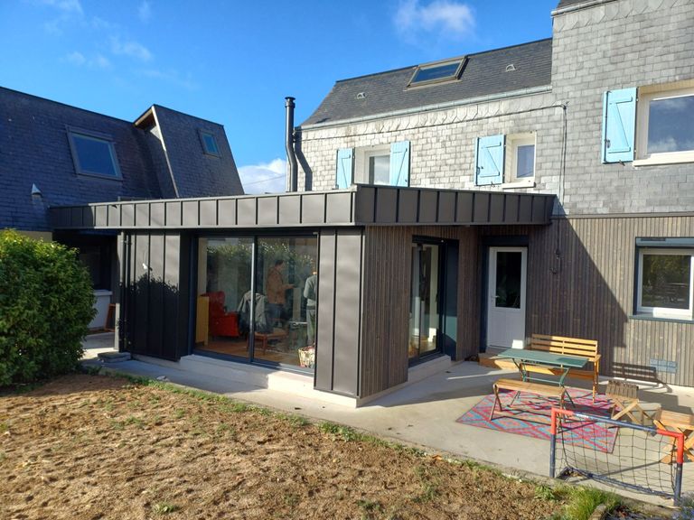 Extension bois ouverte sur le jardin par de larges baies coulissantes