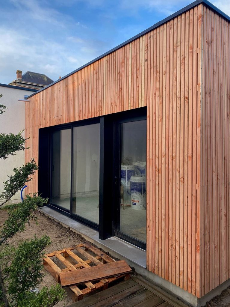 Extension bois avec grande baie coulissante et bardage vertical