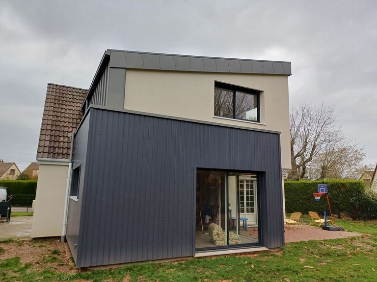 Extension bois sur deux niveaux habillée de zinc à joint debout