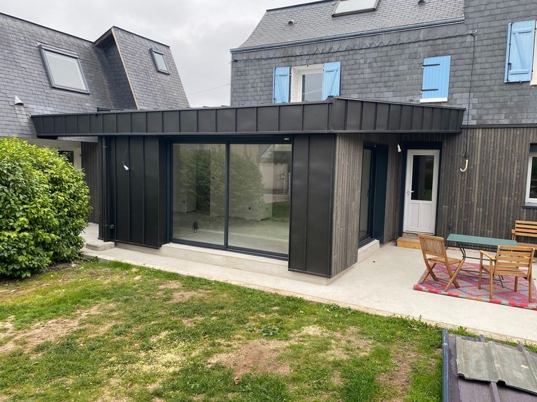 Extension bardée de bois prolongée par une terrasse
