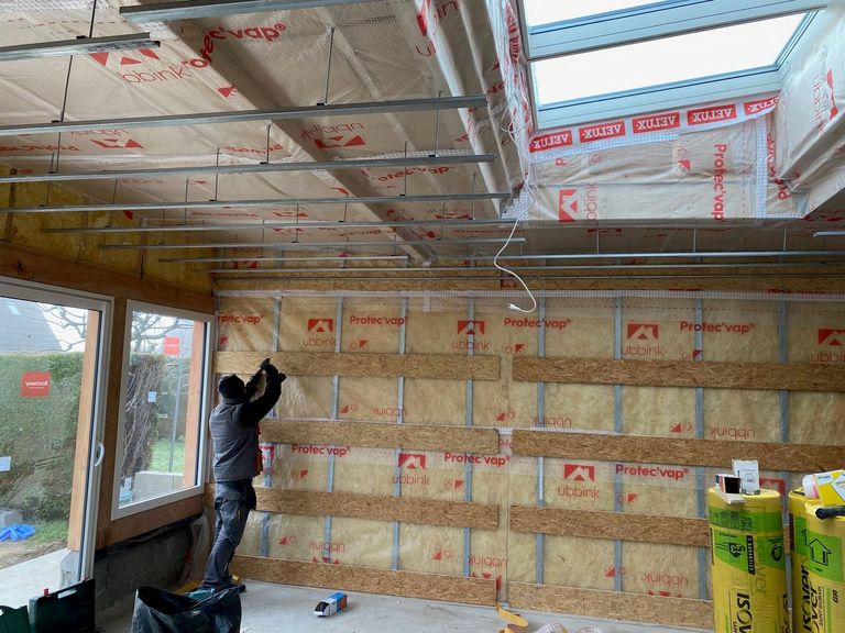Pose de la membrane d’étanchéité à l’air sur un mur en ossature bois