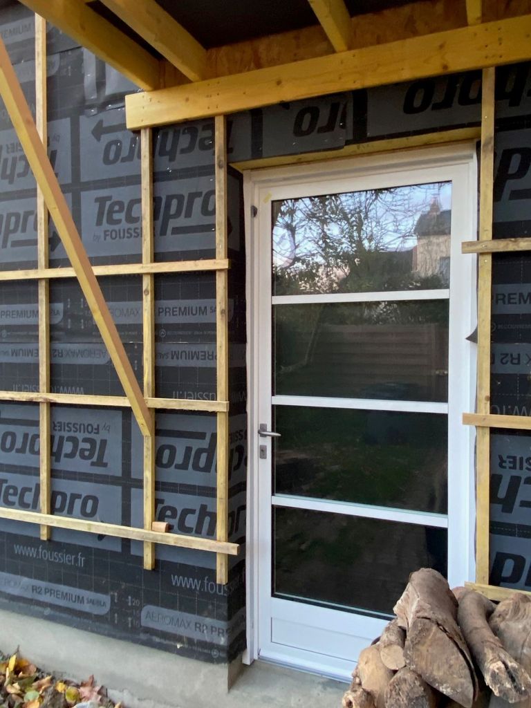 Porte-fenêtre posée dans un mur en ossature bois, avant la pose du bardage