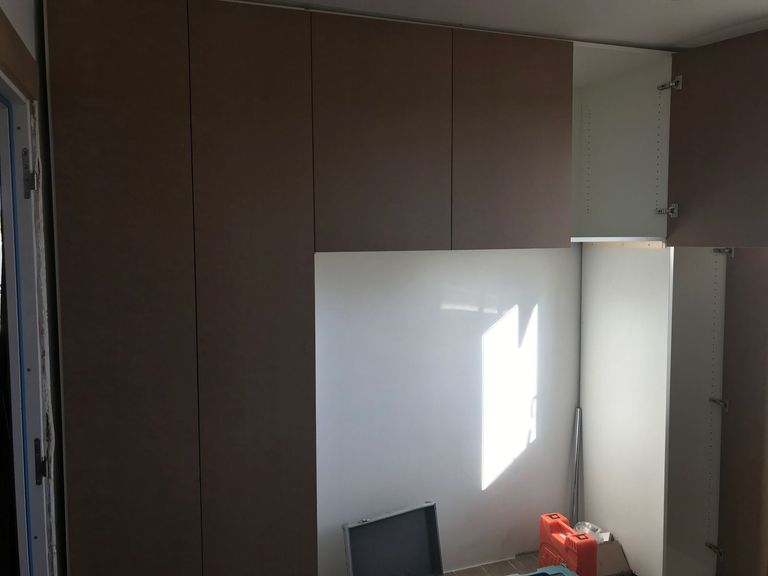 Placards sur mesure portes ouvertes, aménagement intérieur visible