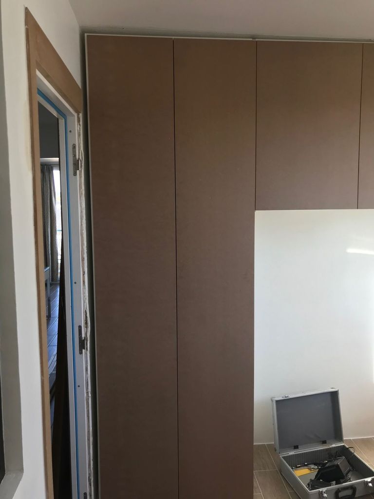 Placards sur mesure montant jusqu’au plafond, façades sans poignée