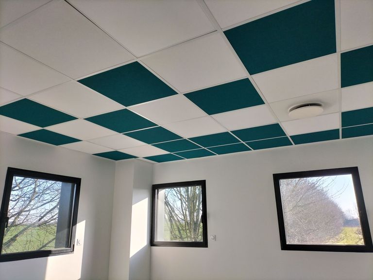 Plafond suspendu à dalles terminé dans une salle de réunion