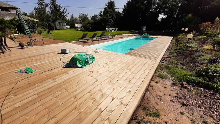 Terrasse en bois construite autour d’une piscine