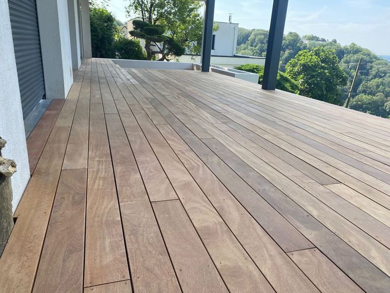 Calepinage d’une terrasse en bois exotique le long d’une façade