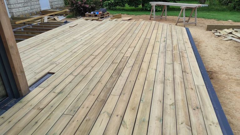Platelage d’une terrasse en bois en cours de pose